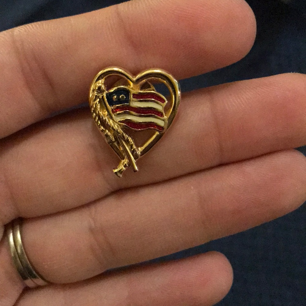 Avon Vintage Goldtone American Flag Heart Pin